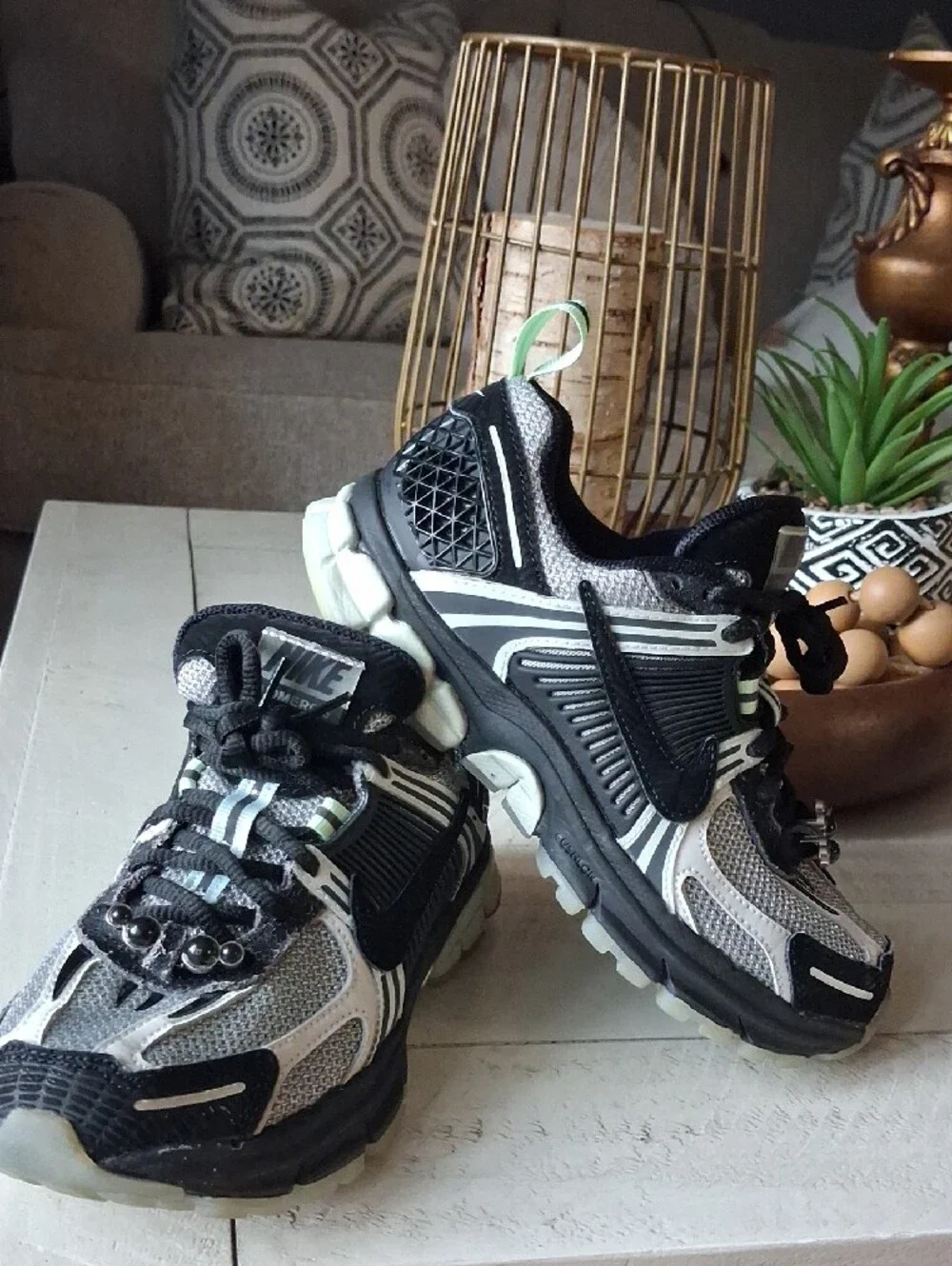 Nike Vomero 5 Kids Black White Gray Sneakers with Mint Pull Tab